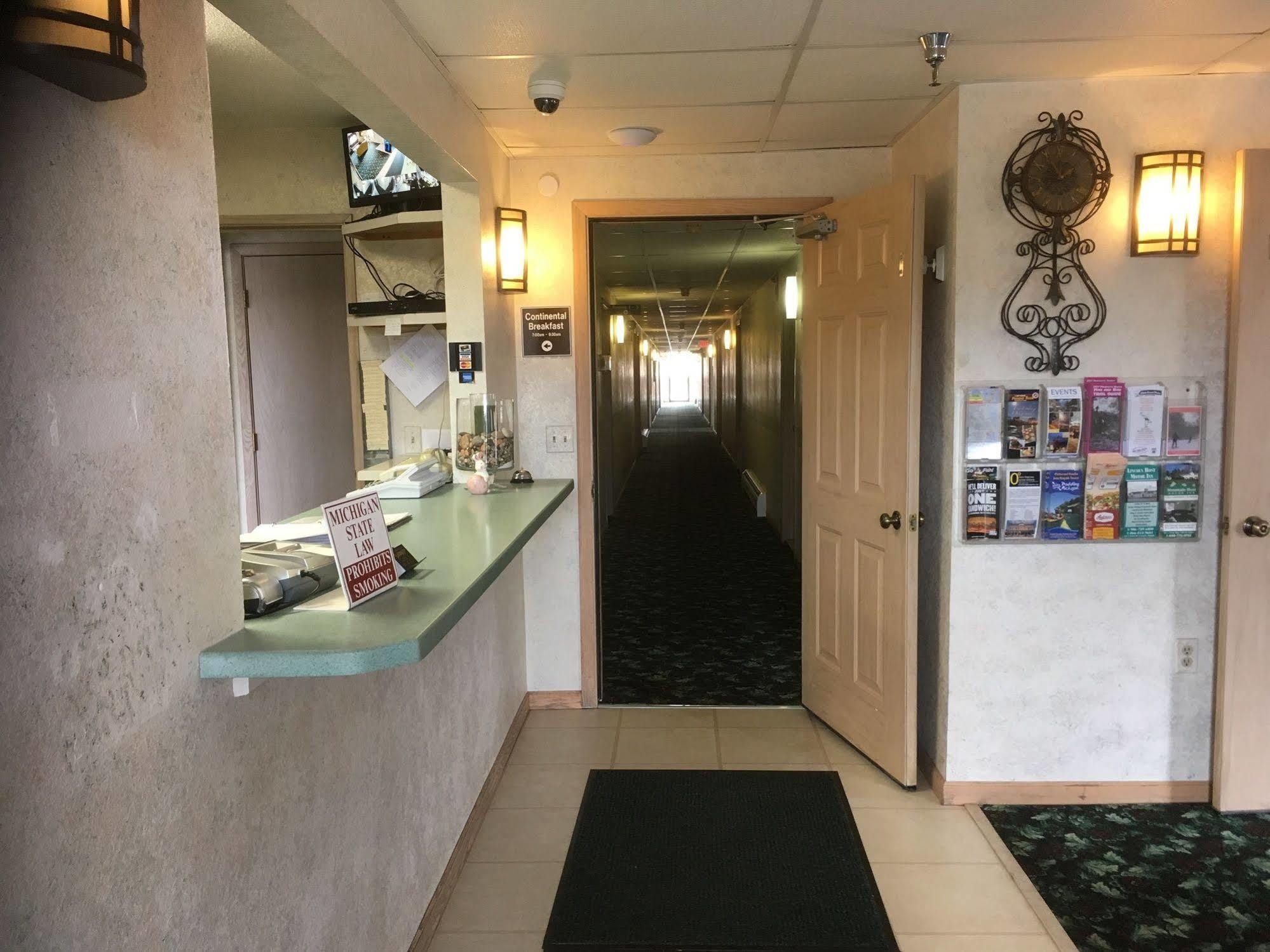 Value Host Motor Inn Marquette Exterior photo